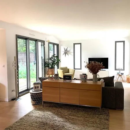 Garches, Proche Paris, 10 Personnes, Quartier Calme Et Cosy * Garches